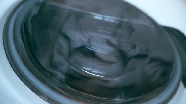 İçinde gri yatak örtüsü olan çamaşır makinesi çalışıyor, evde çamaşır yıkılıyor.. — Stok video