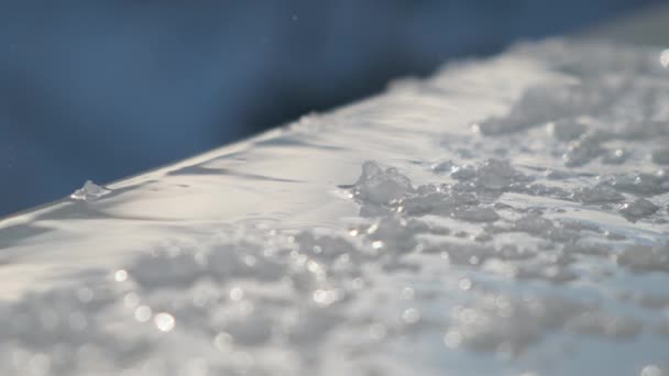 Gotas de primavera y nieve derretida en el alféizar de la ventana, primer plano. Gotas de primavera y nieve derretida en el alféizar de la ventana, primer plano. — Vídeos de Stock