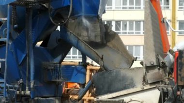 İnşaat alanında su ile beton karıştırıcının sorunlarını yıkıyorum..