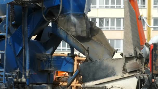 Laver les cuvettes de la bétonnière avec de l'eau sur chantier. — Video