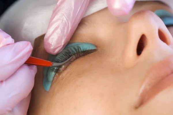 Cosmetologist bending lashes with needle into curlers, lift eyelashes laminaton. — Stock Photo, Image