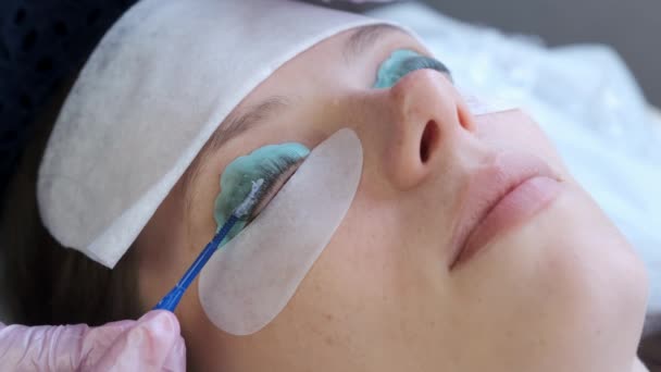 Kosmetikerin appliziert Lösung auf Frauen-Wimpern zum Laminieren von Lifting-Wimpern. — Stockvideo