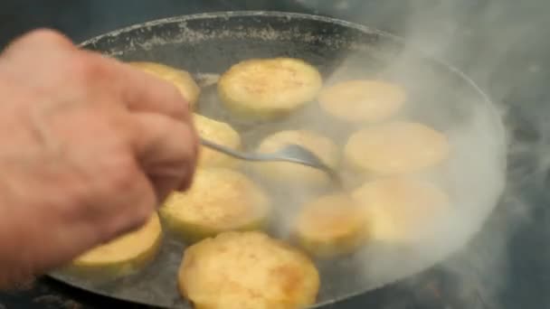 Adam ızgarada yağlı tavayla kabak dilimleri pişiriyor.. — Stok video
