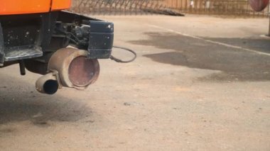 İnşaat alanında çalışan makinenin egzoz borusunu kapatın..