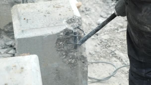 Desmontagem de pilhas de uma casa demolida usando um martelo pneumático, vista close-up. — Vídeo de Stock