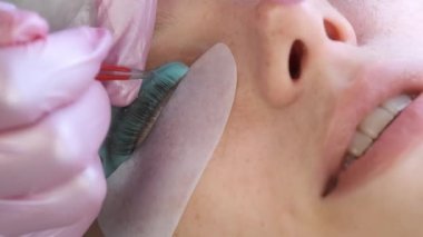 Güzellik uzmanı kirpikleri iğneyle kıvırıyor, kirpikleri kaldırıyor..