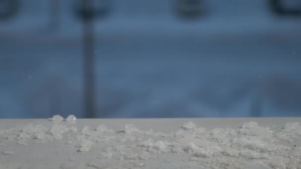 Gotas de primavera y nieve derretida en el alféizar de la ventana, primer plano. Gotas de primavera y nieve derretida en el alféizar de la ventana, primer plano. — Vídeos de Stock