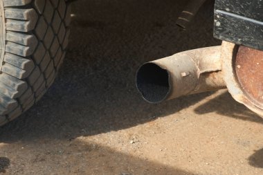 İnşaat alanında çalışan makinenin egzoz borusunu kapatın..