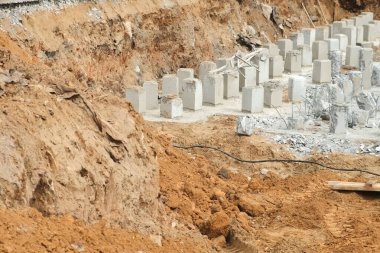 Yığınlar kuruluyor, inşaatın temellerini atmak için çalışıyor..