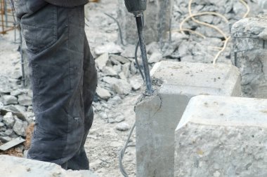 Matkap matkabıyla beton yığınının tahrip edilmesi, yakın plan görüntü.