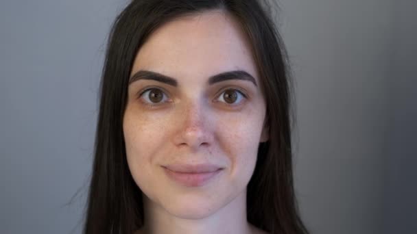 Close-up van vrouw gezicht met wenkbrauwen na het schilderen procedure in schoonheidssalon. — Stockvideo