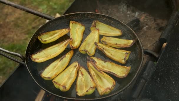 Slices of green pepper is frying on frying pan with oil in chargrill on nature. — Stock Video