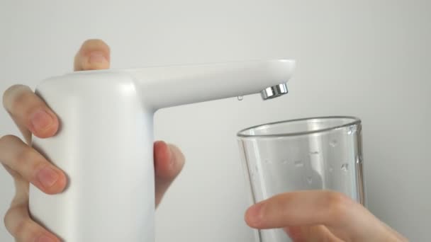 Kvinna händer hälla vatten i glas från automatisk vattenkylare, närbild. — Stockvideo