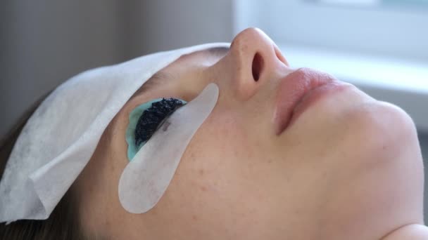 Femme sur cils levage laminage procédure de peinture dans la clinique de beauté, gros plan. — Video