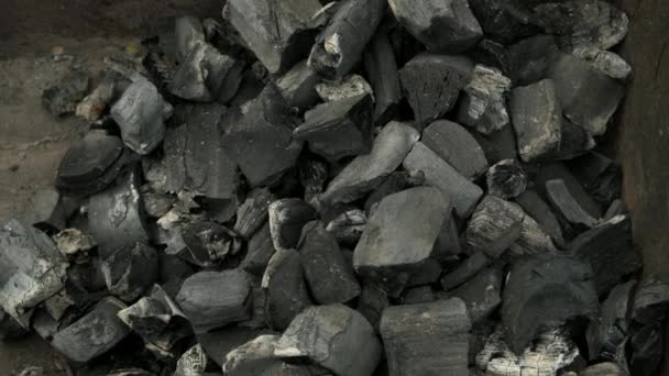 Сжигание органического угля в металлическом гриле для барбекю, вид крупным планом. — стоковое видео
