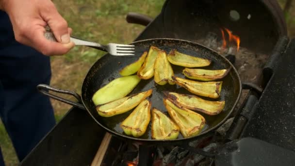 Slices of green pepper is frying on frying pan with oil in chargrill on nature. — Stock Video