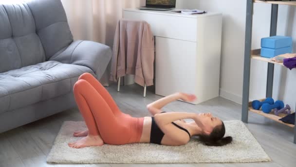 Genç kadın evde yoga yaparak Chakrasana Tekerlek Pozu egzersizi yapıyor.. — Stok video
