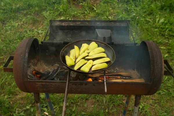 Slices of green pepper is frying on frying pan with oil in chargrill on nature. — Stock Photo, Image