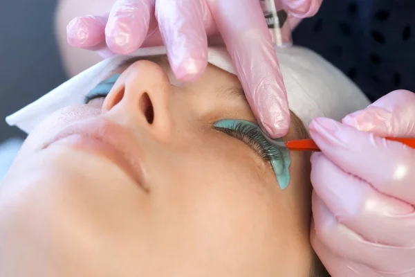 Cosmetologist bending lashes with needle into curlers, lift eyelashes laminaton. — Stock Photo, Image