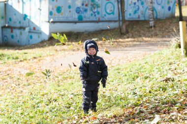mutlu çocuk sonbahar Park.
