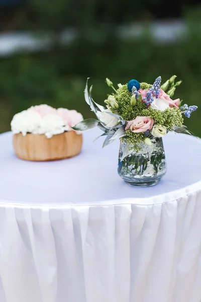 Virág csokor vázában — Stock Fotó