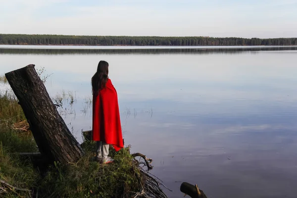 Девушка у озера — стоковое фото