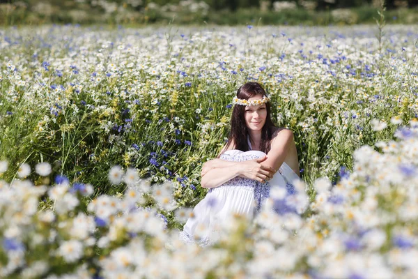 Vacker kvinna njuter daisy fältet. — Stockfoto
