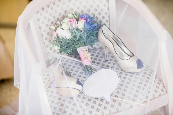Hochzeitsschuhe und Blumenstrauß — Stockfoto