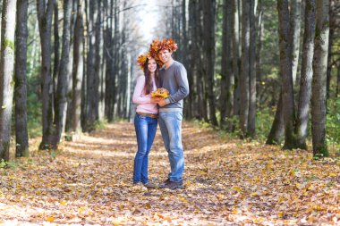 Sonbahar parkında genç bir çift.