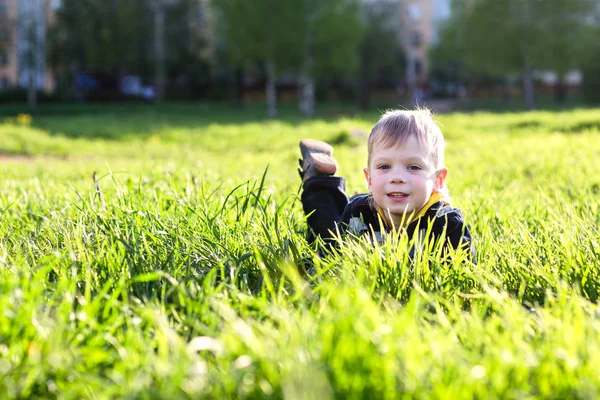 Niño en la hierba. —  Fotos de Stock