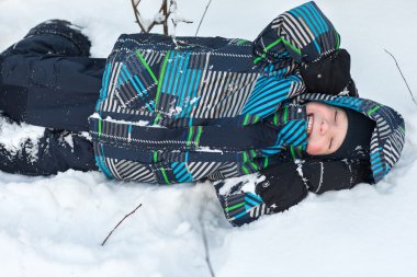 Ormanda kış çocuk.