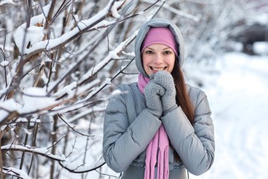 Kış ormanındaki kadın.