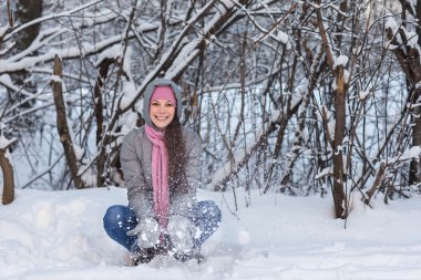 Kış ormanındaki kadın.