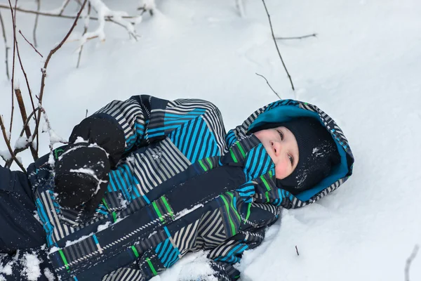 Chłopiec w lesie w zimie. — Zdjęcie stockowe