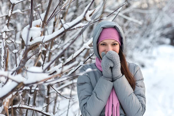 Woman in winter forest. — Stock Photo, Image