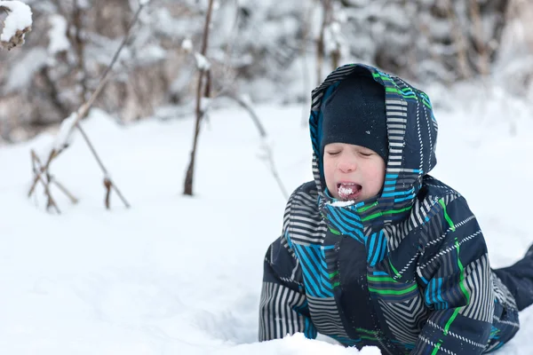 Мальчик в лесу зимой . — стоковое фото