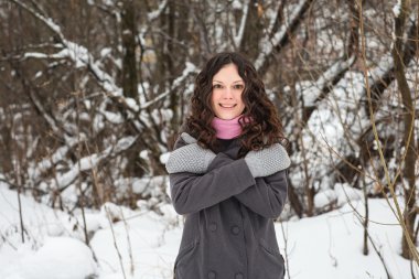 güzel kız kışın donar