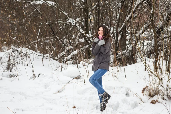 Bella ragazza si congela in inverno — Foto Stock