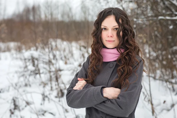 Menina bonita congela no inverno — Fotografia de Stock