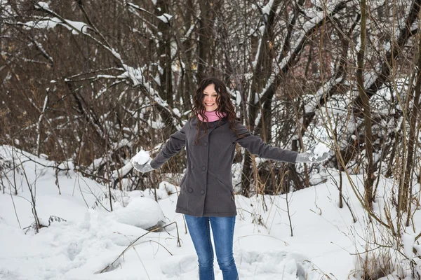 Menina bonita joga neve — Fotografia de Stock