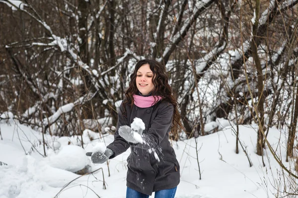 Hermosa chica lanza nieve — Foto de Stock