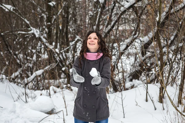 Menina bonita joga neve — Fotografia de Stock