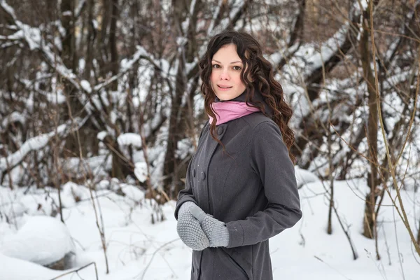 Menina bonita congela no inverno — Fotografia de Stock