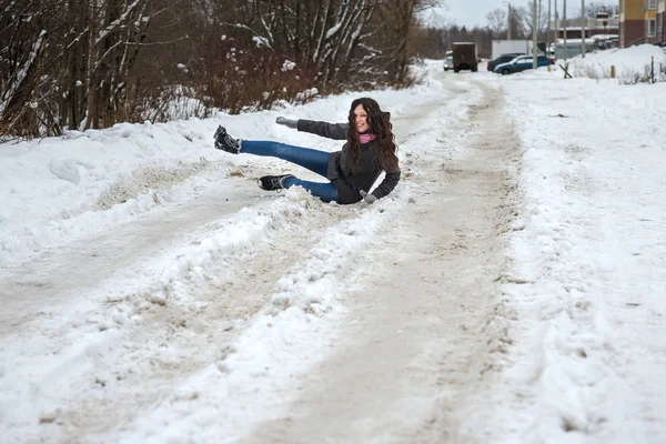 A young girl slipped and fell. — Stock Photo, Image