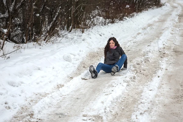 Una giovane ragazza scivolò e cadde . — Foto Stock