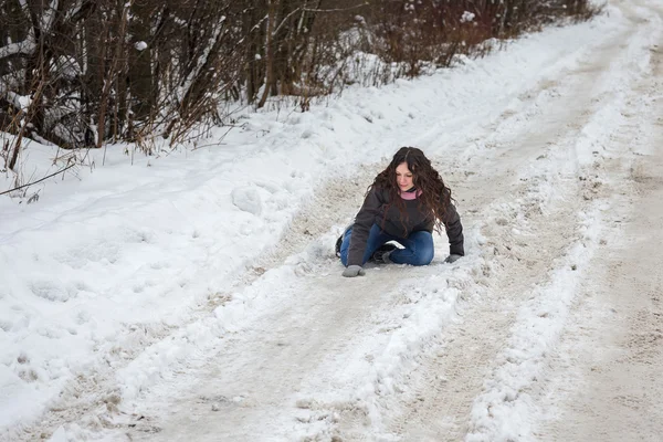 Una giovane ragazza scivolò e cadde . — Foto Stock