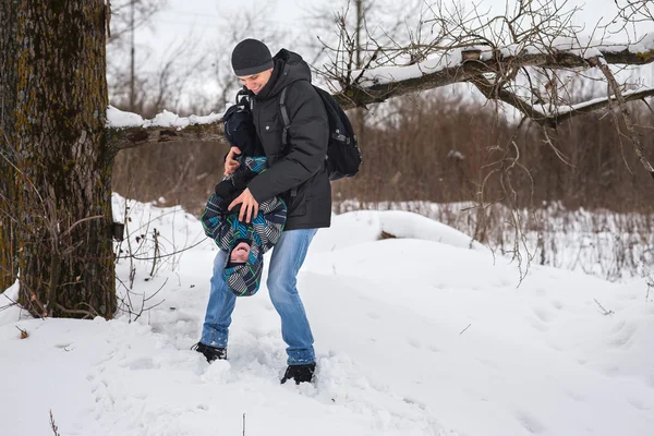 お父さんと息子の冬の森. — ストック写真