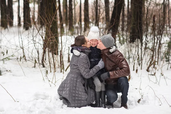 Glückliche Familie beim Spazierengehen im Winterpark. — Stockfoto