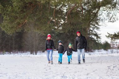 Ormanda mutlu bir aile..
