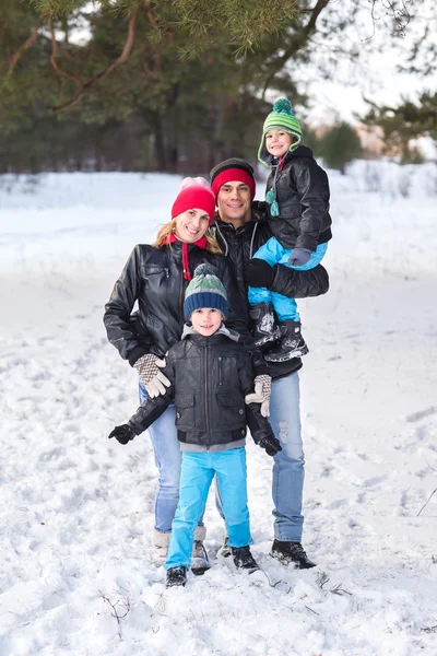 Familia feliz en el bosque de invierno. — Foto de Stock